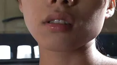 Stepdad លួងលោម Chloe ជាមួយការរួមភេទ.