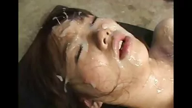 Fucks Hitchhiker ឡានជាមួយនឹងការចម្លែកពីរ។