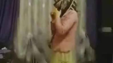 បុរសម្នាក់ fucks ជាមួយស្រីកំណាន់និងមិត្តភក្តិរបស់នាងរបស់គាត់,នាំមុខគេទាំងពីរដើម្បីឈានដល់ចំនុចកំពូលដោយអំពើហិង្សា.