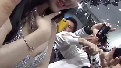 កាទីក្រុងប៉ារីស Fucks ទីក្រុងប៉ារីសជាមួយនឹងរថយន្តភីកអាប់មួយនៅក្នុងបន្ទប់ទឹក.