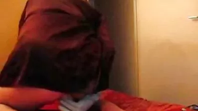 តារាម៉ូដែល fucks ក្មេងប្រុសអាយុហាសិបឆ្នាំសិល្បករតាមសំណើរបស់លោក។