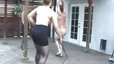 ផ្ទះនេះ licks cunt senile ស្រីកំណាន់របស់នាងនិងលា.