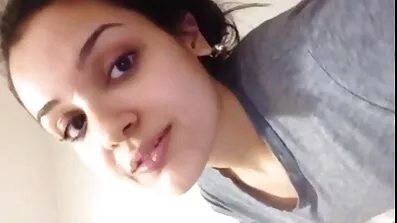 Gina Varne scopa fucks មួយដែលសាងសង់ហ្មត់ចត់.
