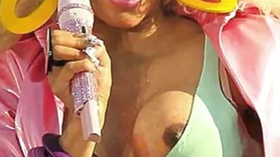 Ebony frigs ក្មេងស្រីនៅក្នុង pussy មានរោម។