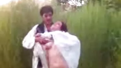 Lucas បាន fucks មិត្តស្រីរបស់គាត់ខណៈពេលមើលខ្សែភាពយន្ដមួយ.