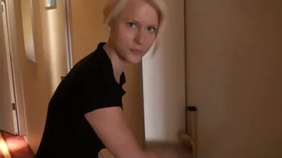 នាងទទួលបានសត្វលារបស់នាង fucked ដោយភាសាអង់គ្លេសនៅសម្ដែង Rocco របស់.