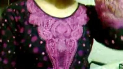 គាត់មិនបានបដិសេធមិន caress cunt មានរោមរបស់ម្តាយចុងនោះទេ។
