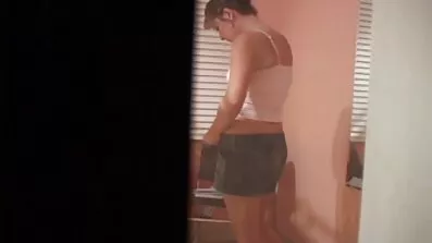 Milf ដ៏ស្រស់ស្អាតគ្រោងដោយទឹកដោះគោបុរសវ័យក្មេង.