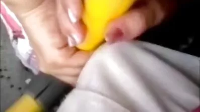 ស្រលាញ់ភេទដូចគ្នាជាមួយ tits ធំជិះជាមួយ strapon។
