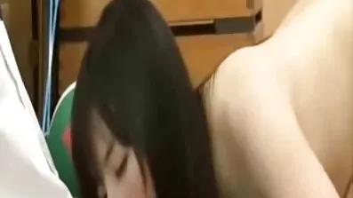 ស្ត្រីបម្រើ fucked ដោយកៅអីខ្មៅនៅលើតុនៅក្នុងរបារមួយ។