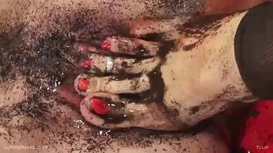 JEssie Saint pussy ដើរជាមួយ dildo ពណ៌ស្វាយ។
