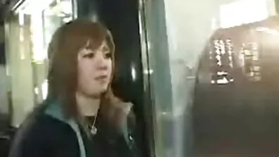 ក្មេងស្រី Fuck នៅក្បែរឆ្នេរ។