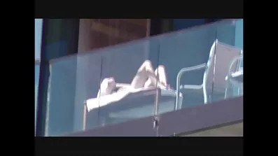 ក្រុម Super-fucking-fuck ក្តៅ-មួយថុននៅលើ couch ជាមួយប្រទេសជិតខាងនោះទេ។