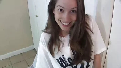 Fucks ក្មេងស្រីសក់អង្កាញ់ជាមួយអ្នករត់តុនៅក្នុងបន្ទប់ទឹកភោជនីយដ្ឋាន.