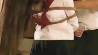 Brunette កូឡុំប៊ី fucked ដោយ fakers បួន។