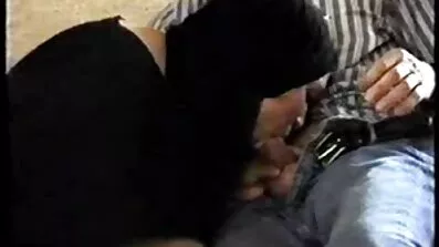 Redhead caress pussy របស់នាងទទួលយកបានបិទខោរបស់នាង។