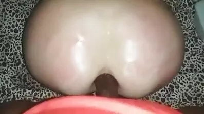 ទំនប់វារីអគ្គិសនី Loll Dames fucks ជាមួយមិត្តភក្តិពណ៌ខ្មៅនៅក្រោមផ្នែកខាងប្តីរបស់នាង.