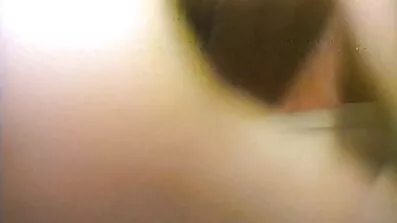 ស្រីស្រឡាញ់ស្រីដូចគ្នា fucking នៅលើគ្រែទន់។