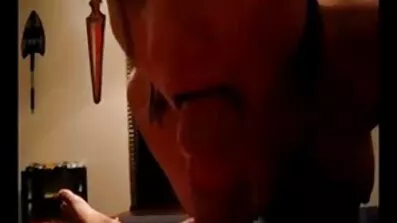 គ្រូ fucks និស្សិតរុស្ស៊ីនៅក្នុងសំពត់ plaid។