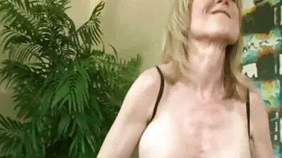 Masturbates Lil Karla និងហូរនៅលើគ្រែឪពុកម្តាយ.