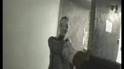 Nerd fucked នៅក្នុងលាដោយស្ត្រី Busty មួយ។