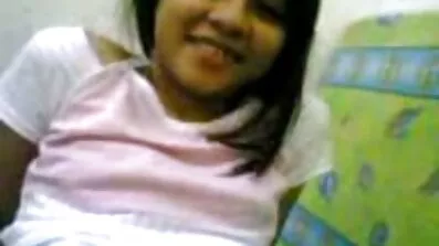 Milf ជាមួយ tits ដ៏ស្រស់ស្អាត masturbates ធំនៅក្នុងផ្ទះបាយកោរ pussy.