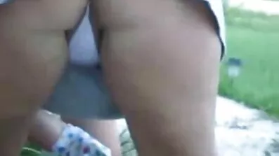 ស្ត្រីមេផ្ទះ masturbates pussy និងការធ្លាក់ចុះរបស់នាង.
