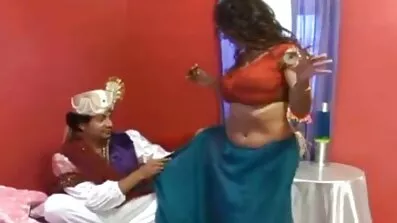 មនុស្សវ័យក្មេង fuck ក្រោមការគ្រប់គ្រងរបស់ម៉ាស្សាមួយ.