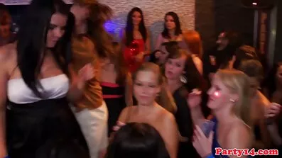 វេជ្ជបណ្ឌិត fucks ជាមួយបុរសម្នាក់បរទេសនៅចំពោះមុខមិត្តស្រីរបស់គាត់.
