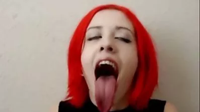 Busty MILF បានគេហៅថាបុរសម្នាក់ដើម្បី fuck ដោយគ្មានការប្តេជ្ញាចិត្តមួយ.