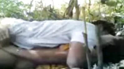 Redhead masturbates ខណៈពេលដែលការចាប់អារម្មណ៍ដោយសិច.