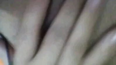គាត់ fucks animeshnitsa និង cums នៅខាងក្នុងរបស់នាងជាមួយនឹងមេជីវិតឈ្មោលហូរពី pussy របស់នាង.