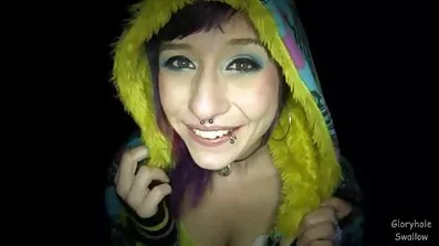 សិល្បករផ្តល់នូវ blowjob មួយនៅក្នុងឧទ្យាននេះ.