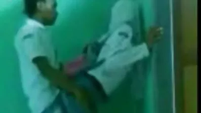 Blonde ជាមួយ pigtails ផ្តល់នូវ blowjob មួយនៅក្នុងផ្ទះបាយ។