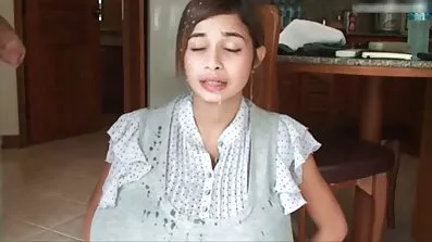 សួនមនោរម្យ nata masturbates pussy របស់នាងនិងបើករន្ធគូថរបស់នាង.