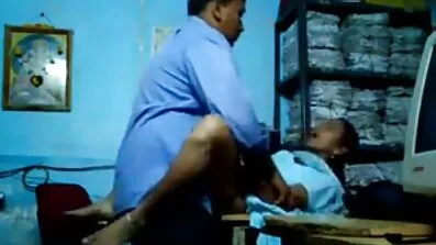 ភ្លេង Fo Fica pussy ត្រៀមខ្លួនជាស្រេចសម្រាប់ការជល់មាន់ខ្មៅ។