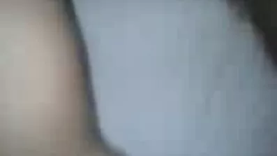 កម្ម R masturba masturbates ឈុតរបស់នាងខណៈពេលដែលទទួលបាននៅក្នុង pussy creampie របស់នាង.