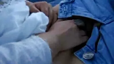 Redhead rubs ជល់ជាមួយ tits។