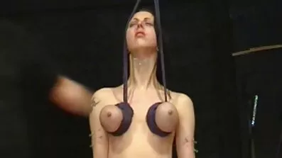 គិនុប្ឋ redhead ផ្តល់ឱ្យអ្នកជំងឺ blowjob មួយ.
