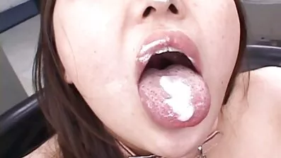 Fucks ebony នៅសម្ដែងរបស់ក្មេងស្រីពណ៌សពីរនាក់.