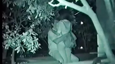 ក្មេងស្រីអាយុ fucks libertine ក្នុងលា។