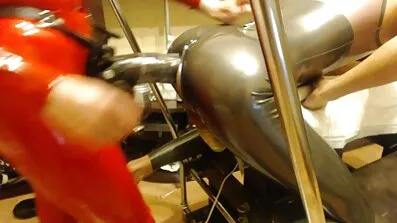 នាង fucks បុរសម្នាក់ខ្មៅ.