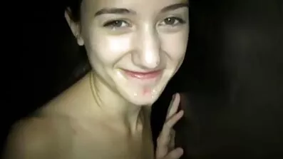Fuck pussy របស់នាងជាមួយនឹងម្រាមដៃរបស់នាងនៅក្នុងការឈរក្តៅ.