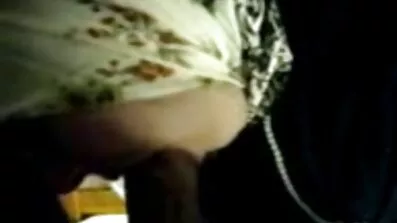គាត់ licks គ្រាប់បាល់និងមិនល្អមួយដ៏ធំនៅជល់សម្ដែង.