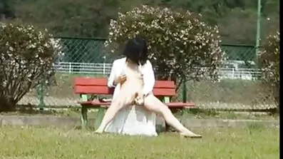 ឡាតាំង caresses pussy របស់នាង។