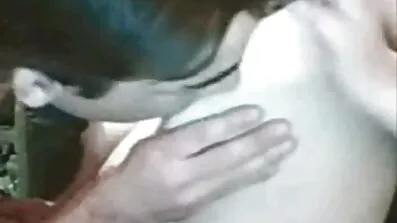 ស្ត្រីមេផ្ទះ fucked នៅក្នុងសត្វលានៅសម្ដែង។
