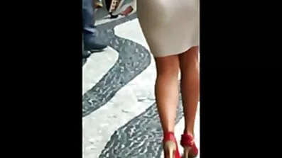 Fucked នៅក្នុងសត្វលានៅក្នុងបន្ទប់ទឹក។