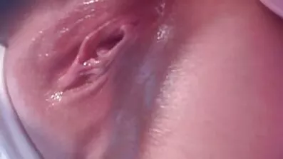ប៍នតង់ដេនិង pussies បង្វិល brunette នៅលើផ្អៀង។