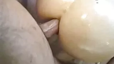 Stepmom រក្សាទុកកូនស្រីចុងពីការអផ្សុកជាមួយអណ្តាតនិងរំញ័រ.