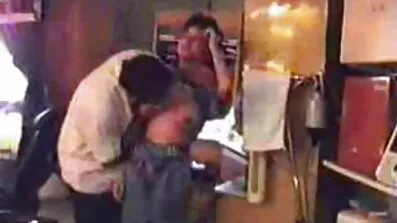 Masturbates redhead ប៉ារីសនៅក្នុងរថយន្ត។
